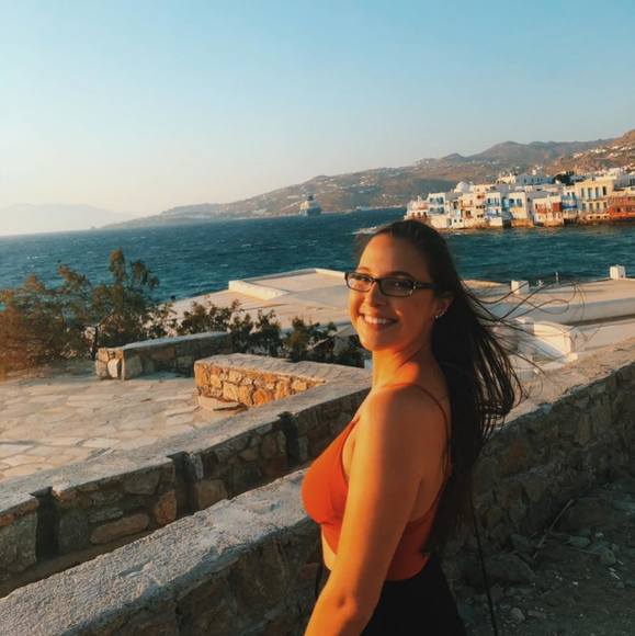 Profile Picture of Taylor Chiesa (@tayloramoon) on Poshmark