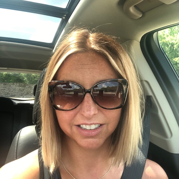 Profile Picture of Leanne Olshavsky (@leanneolshavsky) on Poshmark