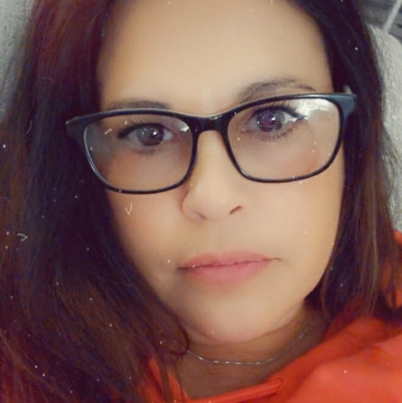 Profile Picture of Tina Consuelos (@tinaconsuelos) on Poshmark