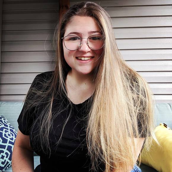 Profile Picture of AudrÃ©anne Chartier (@achartier2) on Poshmark