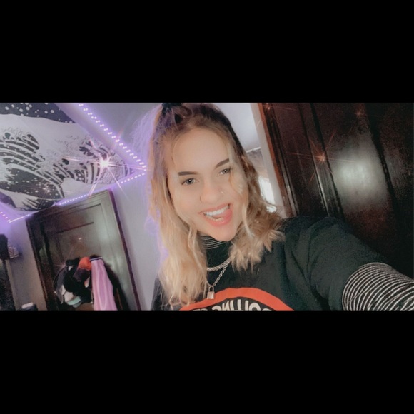 Profile Picture of Terra Stephens (@terrastephens) on Poshmark