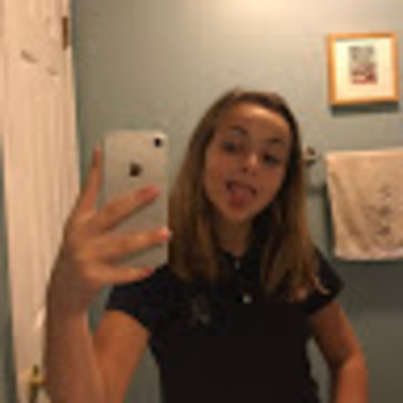 Profile Picture of Taehopinq (@annaliesefron) on Poshmark