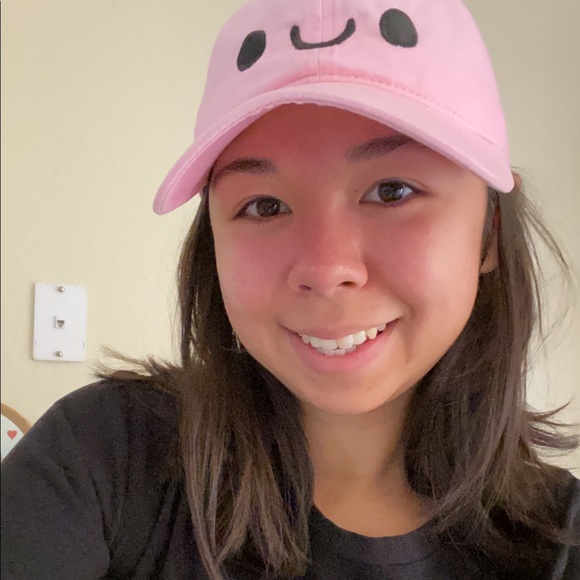 Profile Picture of Kate Davis (@klumsykatee) on Poshmark