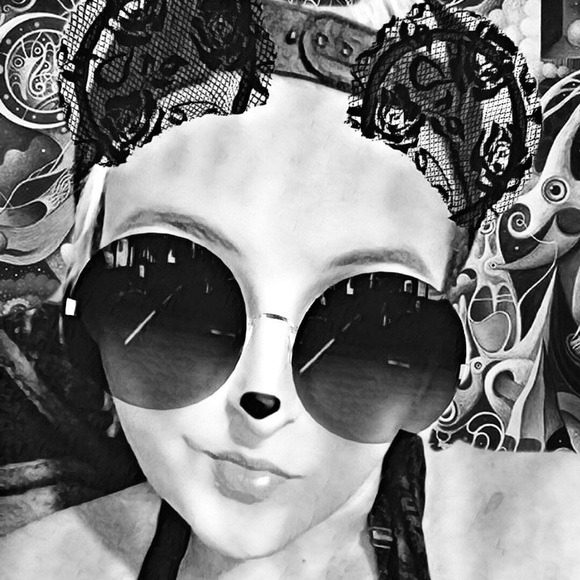 Profile Picture of Sasha Towne (@sashatn87) on Poshmark