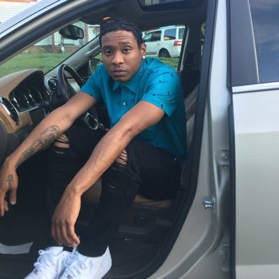 Profile Picture of  🎭 👹 (@8snead) on Twitter