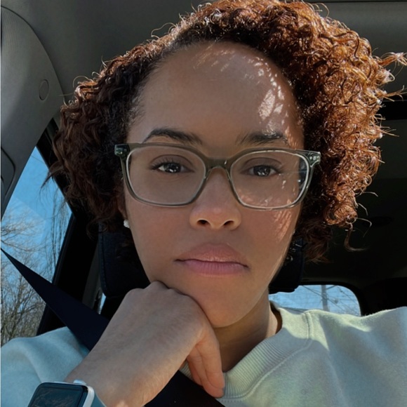 Profile Picture of Jules Antonioli (@julslopez19) on Poshmark