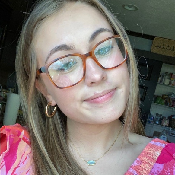 Profile Picture of Savannah Willis (@savannaht99) on Poshmark