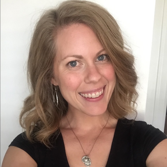 Profile Picture of Amanda Hartzell (@amandahartzell) on Poshmark