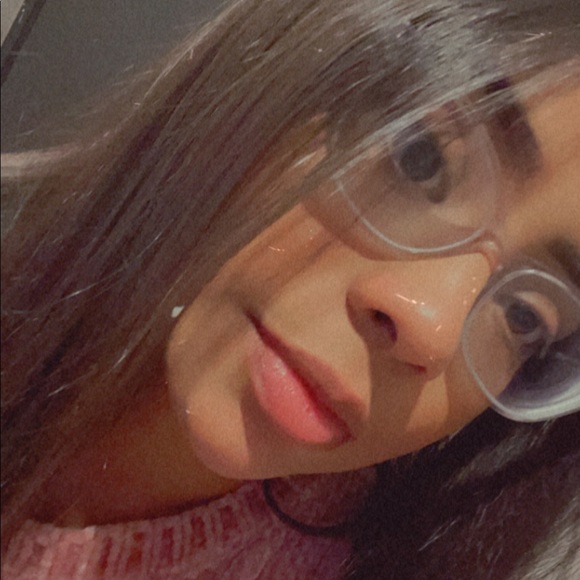 Profile Picture of Daniela Araujo (@danielaaraujo02) on Poshmark