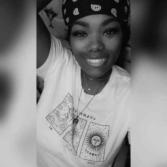 Profile Picture of Sadé Harris (@sade____) on Poshmark