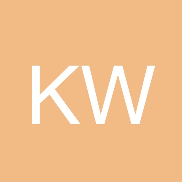 Profile Picture of Kellie Weiss (@keldanlaine) on Poshmark