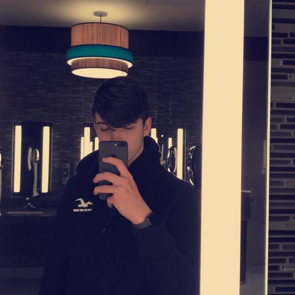 Profile Picture of Derek Loomis (@dloomis30) on Poshmark