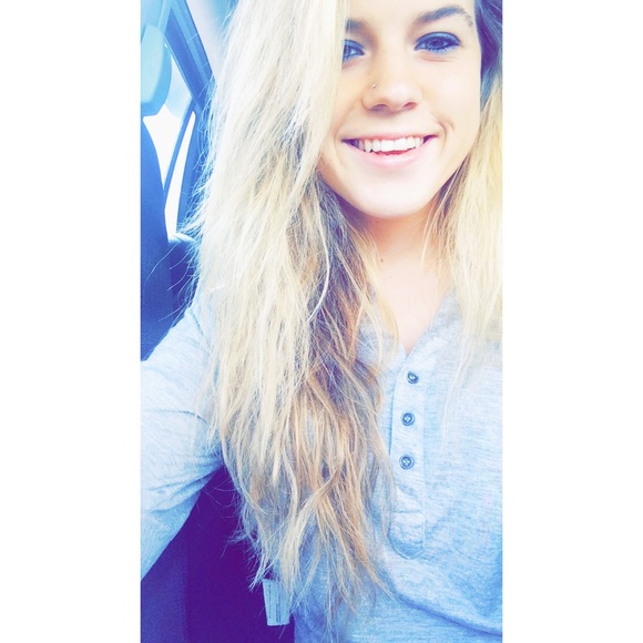 Profile Picture of Hanna Schimansky (@hannarae0416) on Poshmark