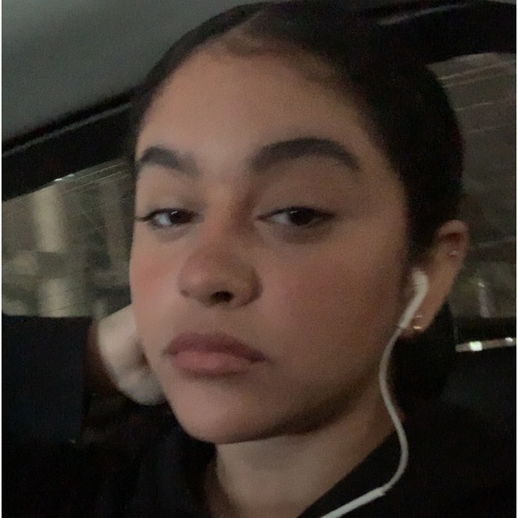 Profile Picture of Isabella Saez (@isabella_smia) on Poshmark