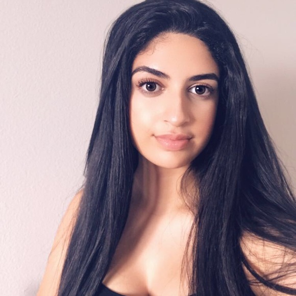 Profile Picture of Rya Radfar (@rya_radfar) on Poshmark