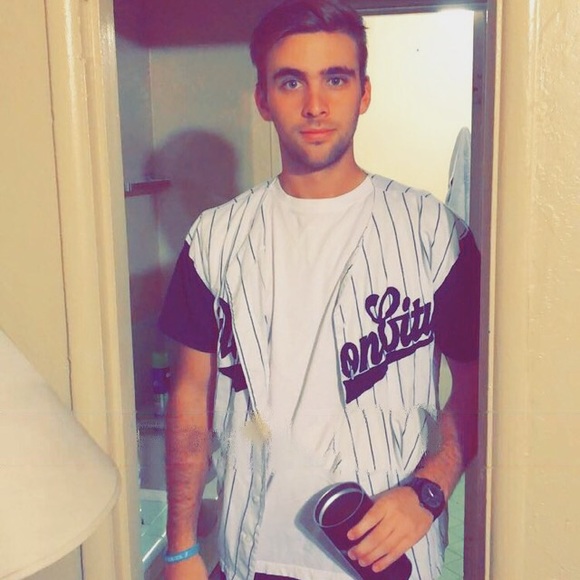 Profile Picture of Grayson Bennett (@grbennett) on Poshmark