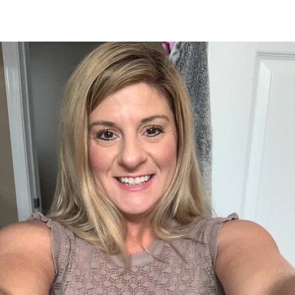 Profile Picture of Kimberly Andrews (@kimsaver) on Poshmark