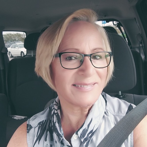 Profile Picture of Tami Denlea (@tamidenlea) on Poshmark