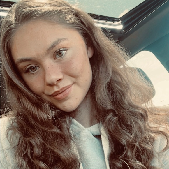 Profile Picture of Karina Frecka (@k_frec63) on Poshmark