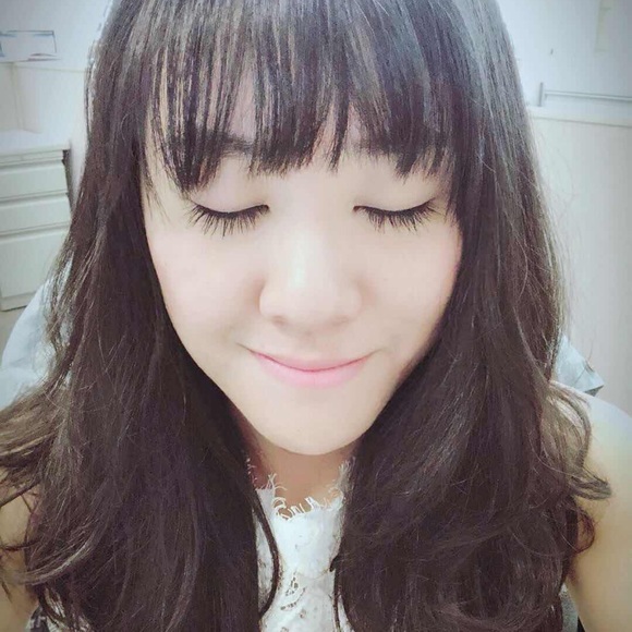 Profile Picture of Eva Gao (@blingiteva) on Poshmark