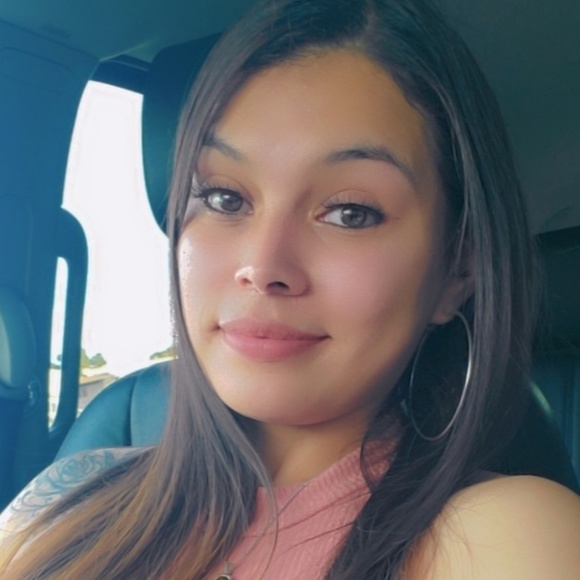 Profile Picture of Jerri Gonzales (@jerri541) on Poshmark