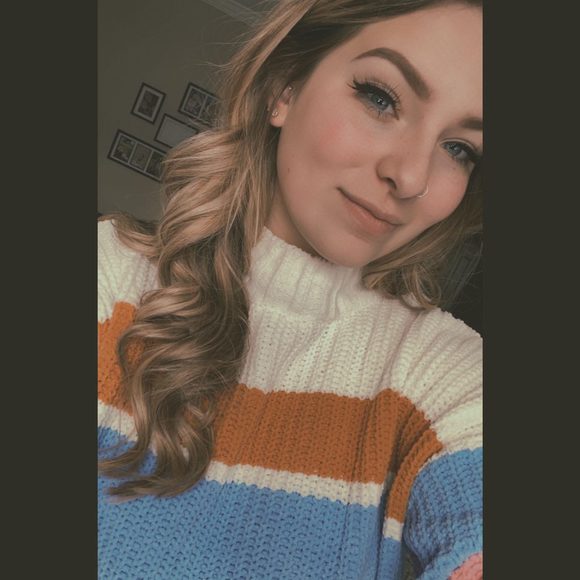 Profile Picture of Jocelyn Zolnowski (@jocelynrox1999) on Poshmark