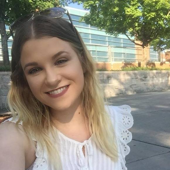 Profile Picture of Lucie Mietzner (@lucielucieusa) on Poshmark