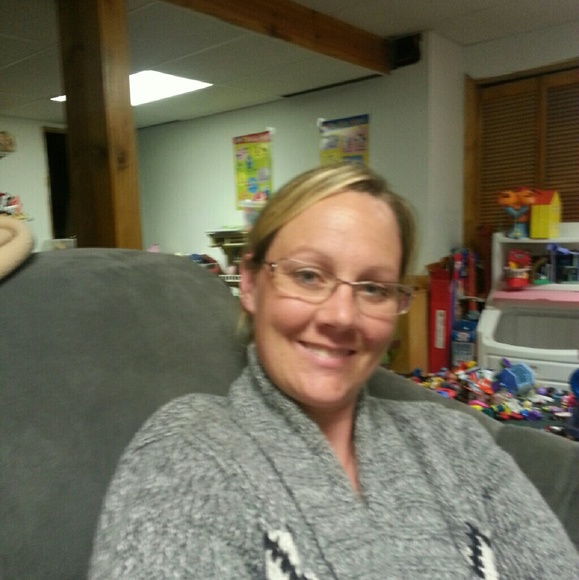 Crystal Tavares - Poshmark Profile Picture of Crystal Tavares (@crystalt1012) on Poshmark