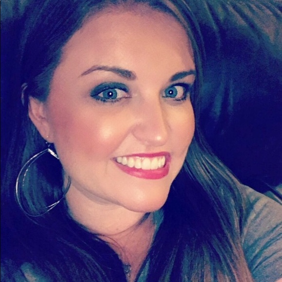 Profile Picture of Jessica Aimers (@jessielynn_rn) on Poshmark