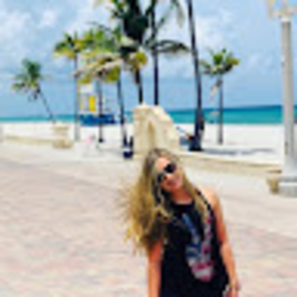 Profile Picture of Claire Hicks (@cmhbear05) on Poshmark