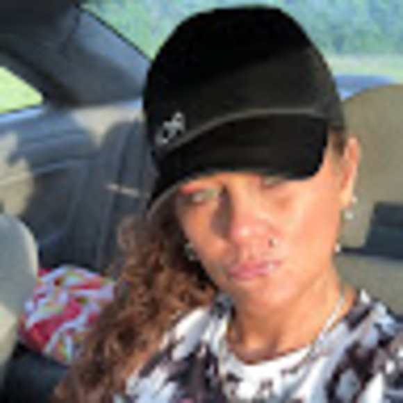 Profile Picture of Ashley Albertson (@ashawty80) on Poshmark