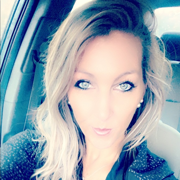 Profile Picture of Ashley Longmire (@along37) on Poshmark