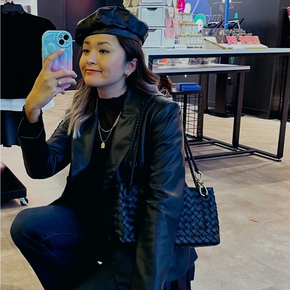 Profile Picture of Yue Zhang (@yuez0713) on Poshmark