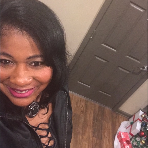 Profile Picture of Alana Trahan (@atrahan504) on Poshmark