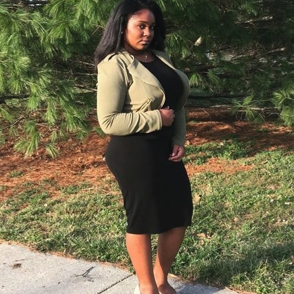 Profile Picture of @bossladynikk Bossladynikk (@bossladynikk) on Poshmark