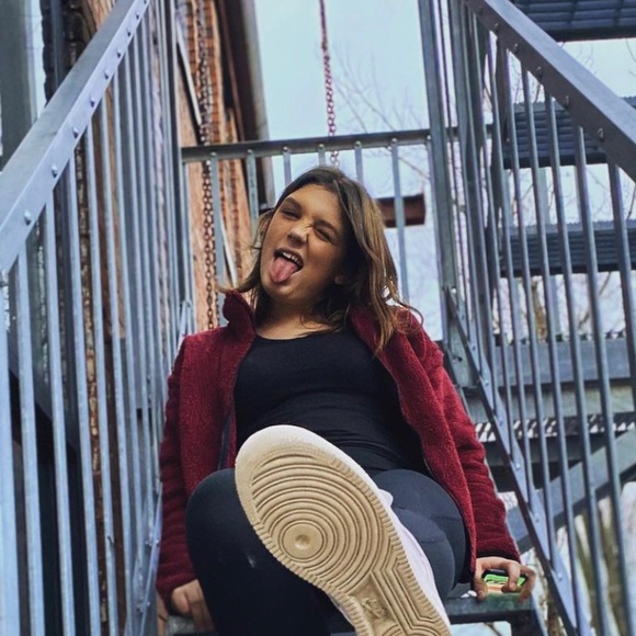 Profile Picture of Alyssa Krontz (@alyssa_krontz) on Poshmark