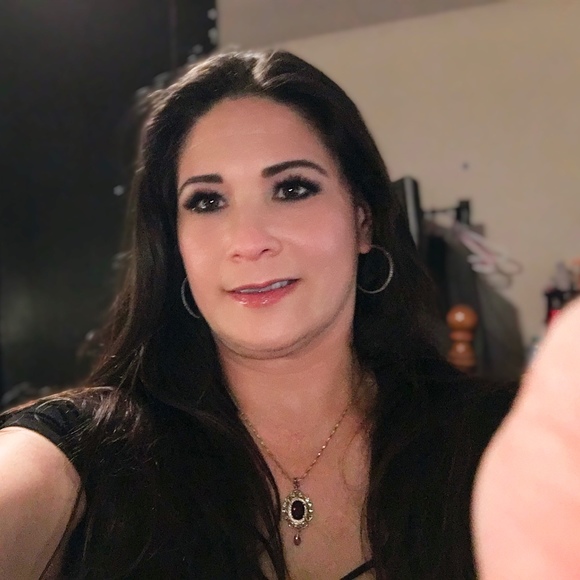 Profile Picture of Victoria Cleland (@victoriacleland) on Poshmark