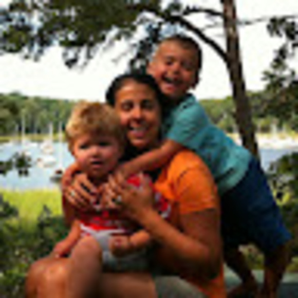 Profile Picture of Lisa Viveiros (@lisapv76) on Poshmark