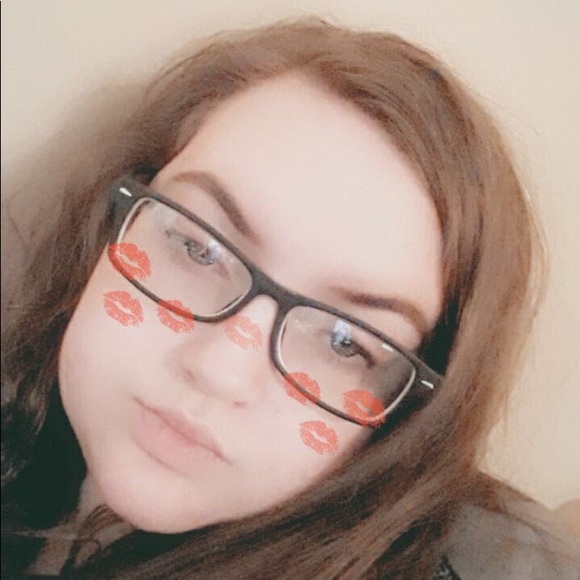 Profile Picture of Arianna Dampier (@ariannadampier) on Poshmark