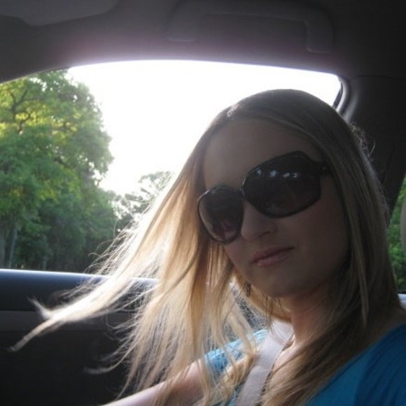 Profile Picture of Olya Tutterow (@onlya) on Poshmark