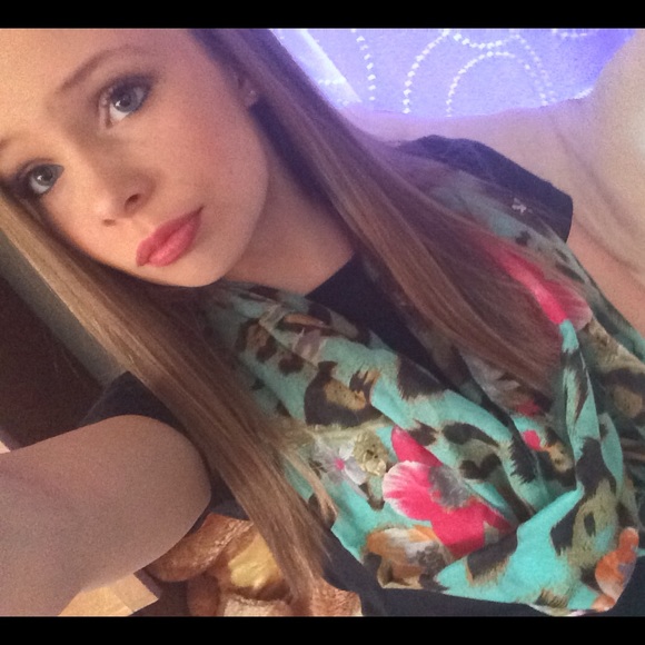 Profile Picture of Lauren Dessent (@jellybeans1128) on Poshmark