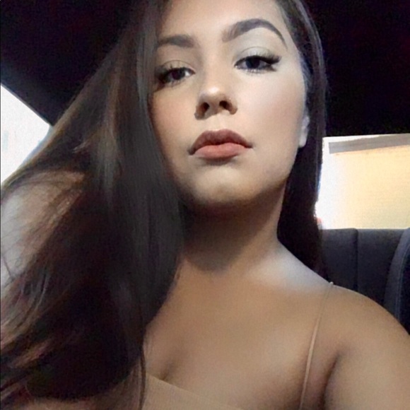 Profile Picture of Esme Facio (@e_facio) on Poshmark
