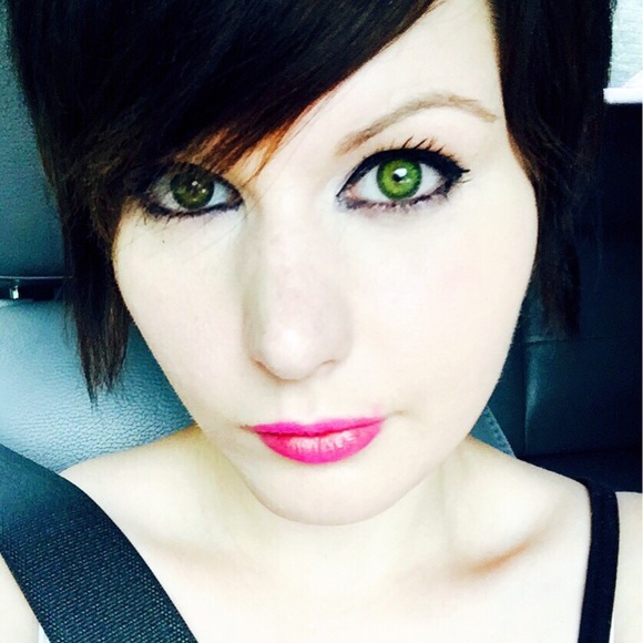 Profile Picture of Trisha Shelley (@starlights02) on Poshmark