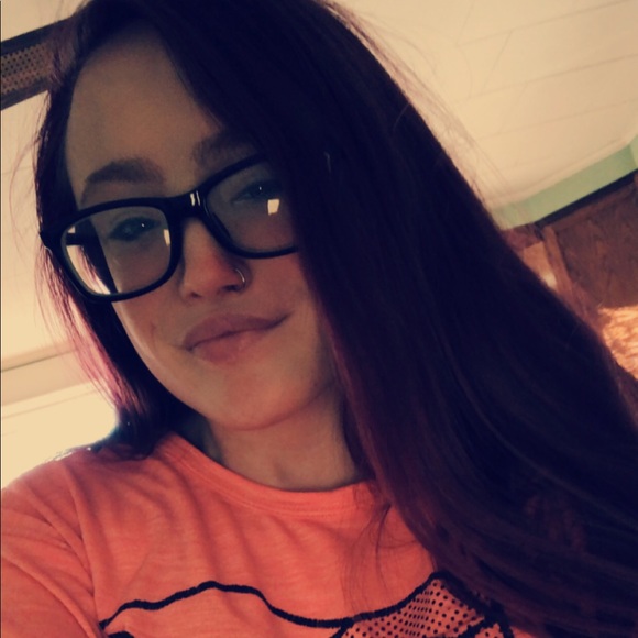 Profile Picture of Emmalee Tefteller (@emmalee_marie1) on Poshmark