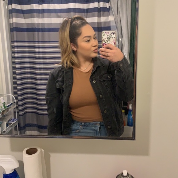 Profile Picture of Ashley Szczesny (@ashley_szczesny) on Poshmark