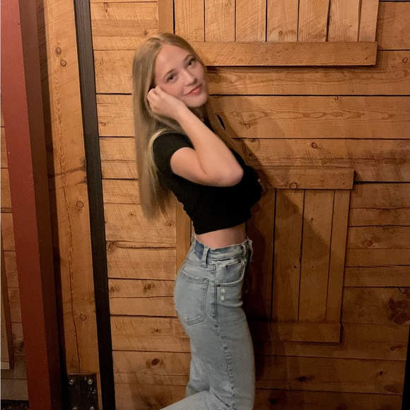 Profile Picture of Amelia Hoff (@ameliafaithhoff) on Poshmark