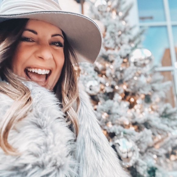 Profile Picture of Jodi Weaver (@theweavers) on Poshmark
