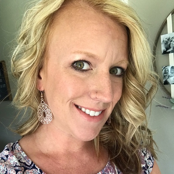 Profile Picture of Lindsey Schmandt (@lmaresrn) on Poshmark
