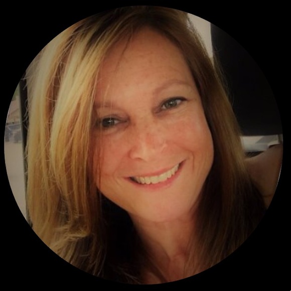 Profile Picture of Sarah Hefel (@shefel) on Poshmark