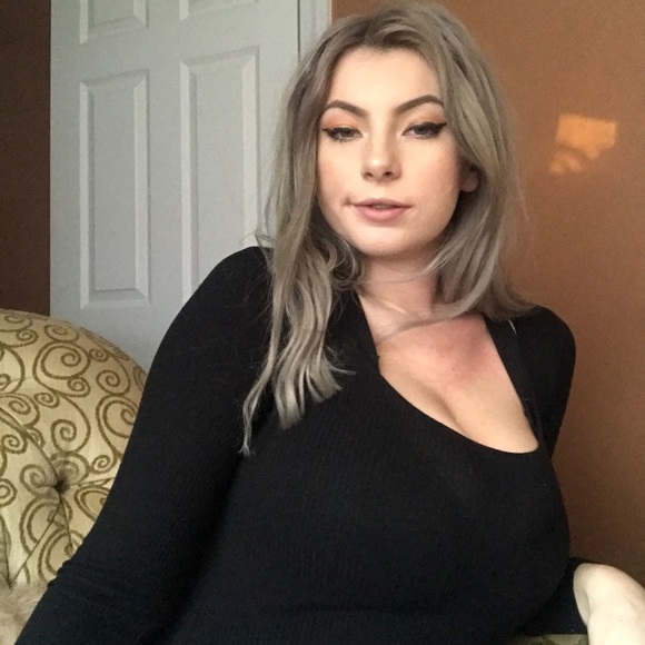 Profile Picture of Michelle Skowronek (@thecuriousatom) on Poshmark